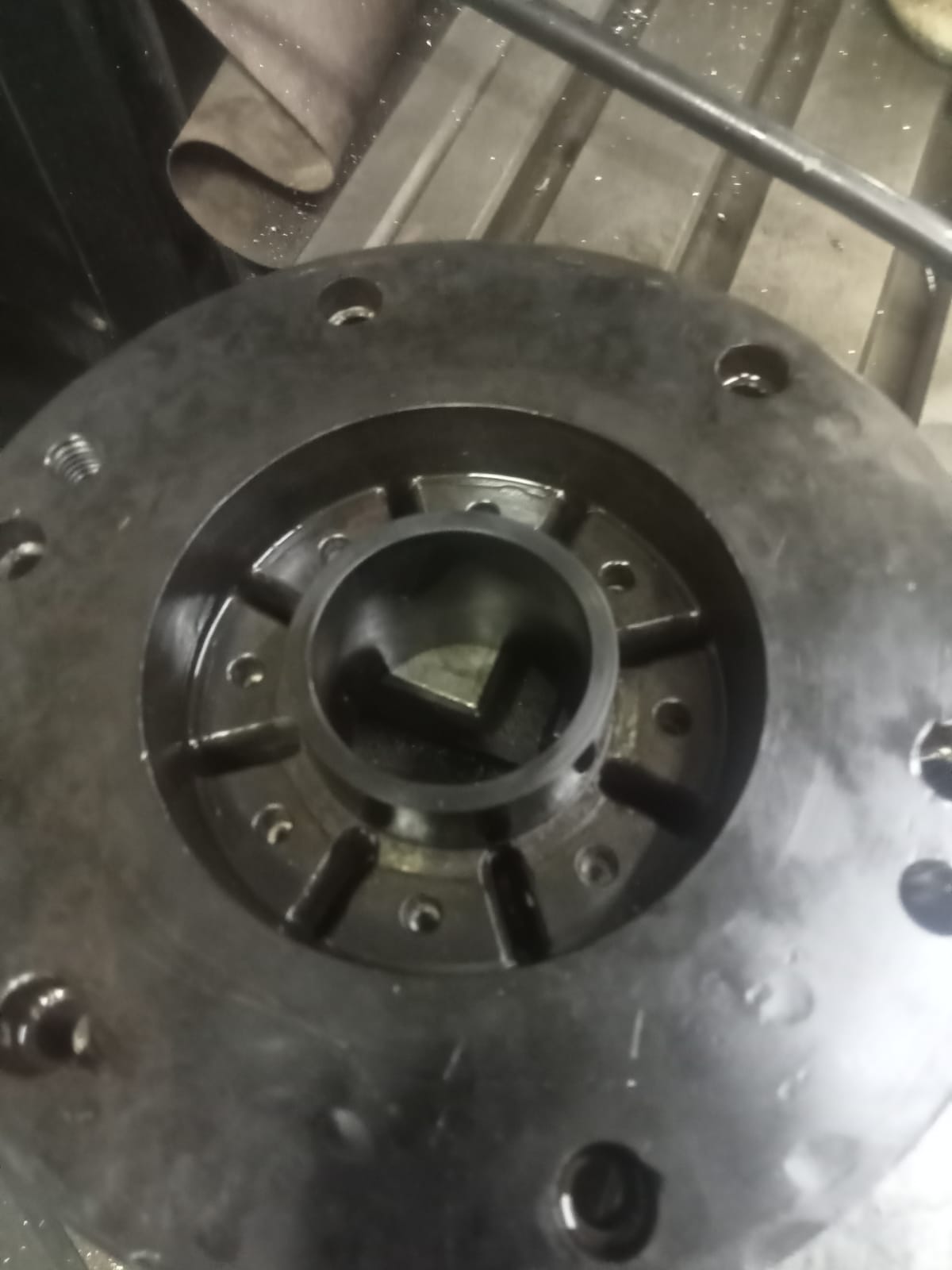 Alojamiento pavonado con ranurado radial