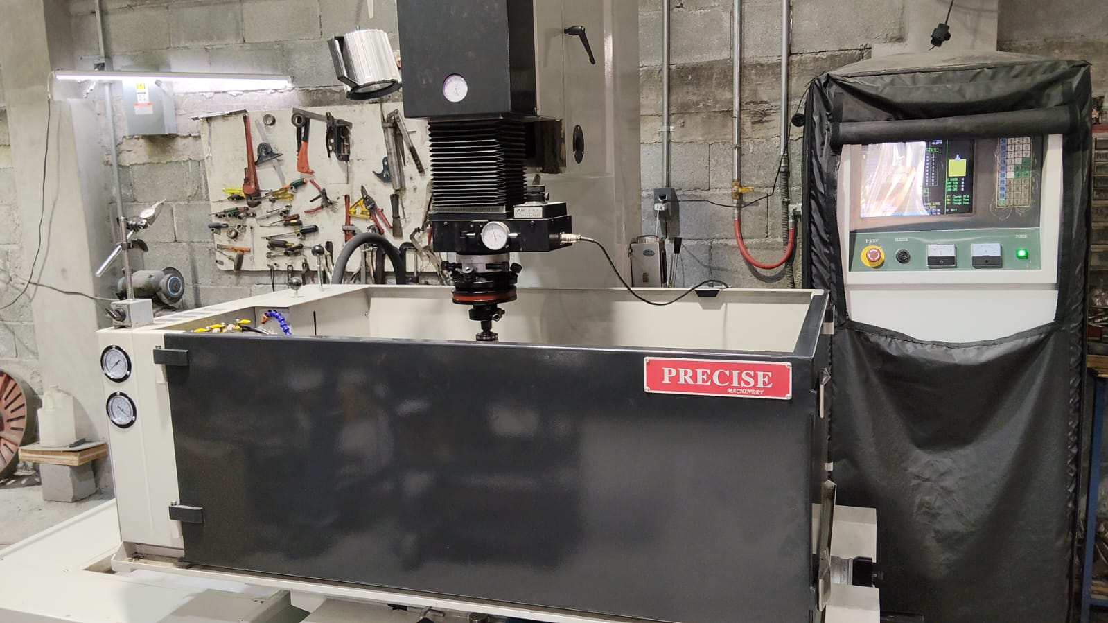 Erosionadora de penetración Precise D7150 con control numérico en el taller