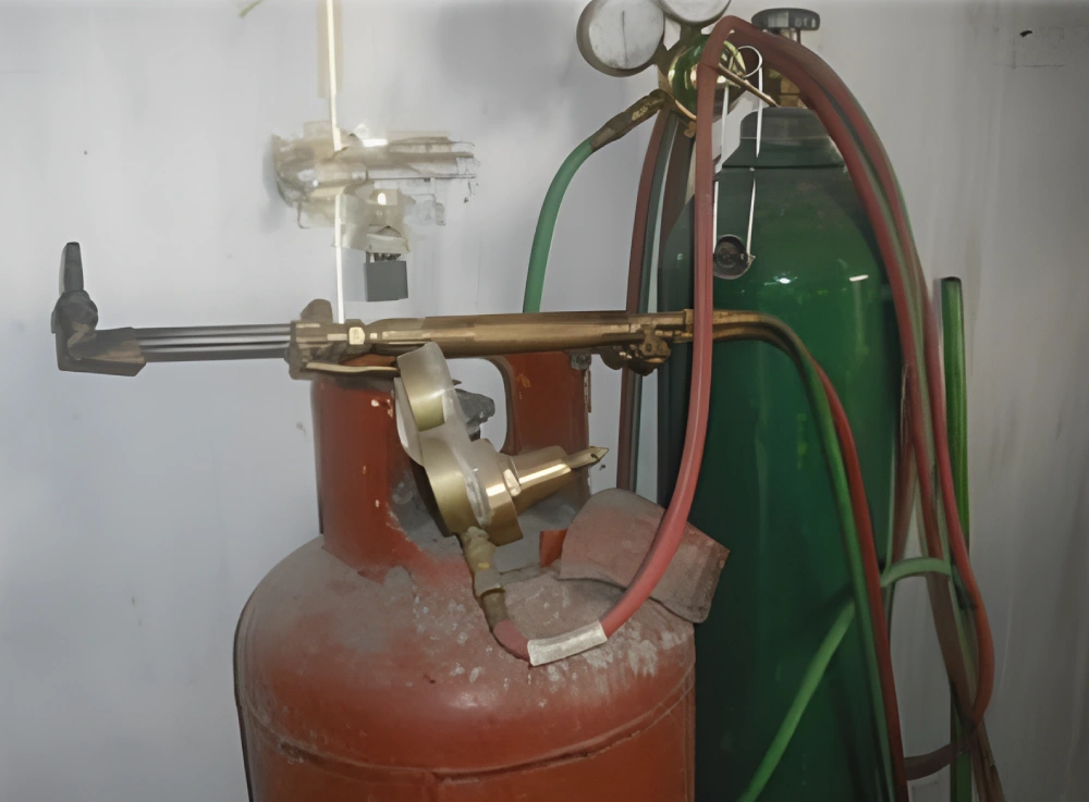 Equipo de oxicorte con tanques de oxígeno y gas combustible