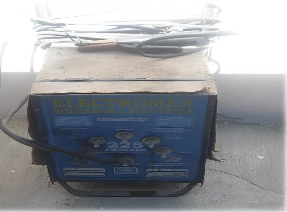 Soldadora eléctrica Electromex 225 amperes en el taller